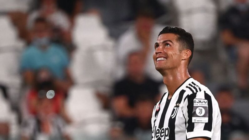 El delantero portugués de la Juventus, Cristiano Ronaldo, reacciona durante el partido de fútbol amistoso Juventus vs Atalanta en el Allianz Stadium de Turín el 14 de agosto de 2021. (Marco Bertorello/AFP vía Getty Images)