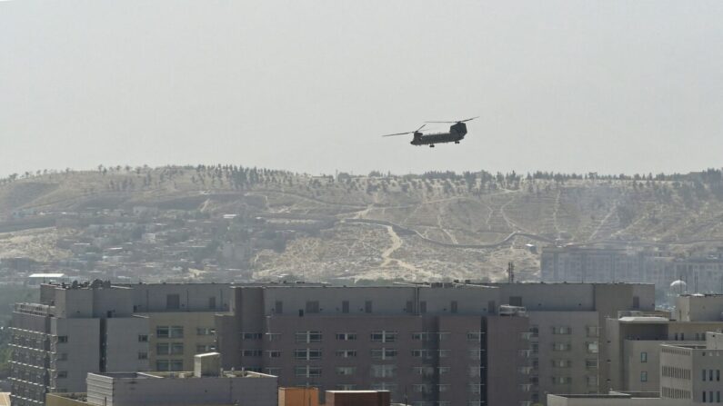 Un helicóptero militar estadounidense sobrevuela la embajada estadounidense en Kabul, Afganistán, el 15 de agosto de 2021. (Wakil Kohsar/AFP a través de Getty Images)