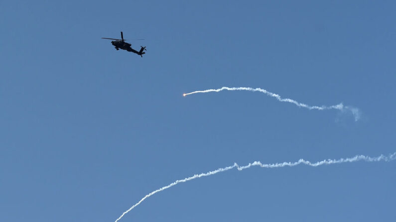 Un helicóptero militar de EE.UU. sobrevuela la embajada de EE.UU. en Kabul, el 15 de agosto de 2021. (WAKIL KOHSAR/AFP vía Getty Images)