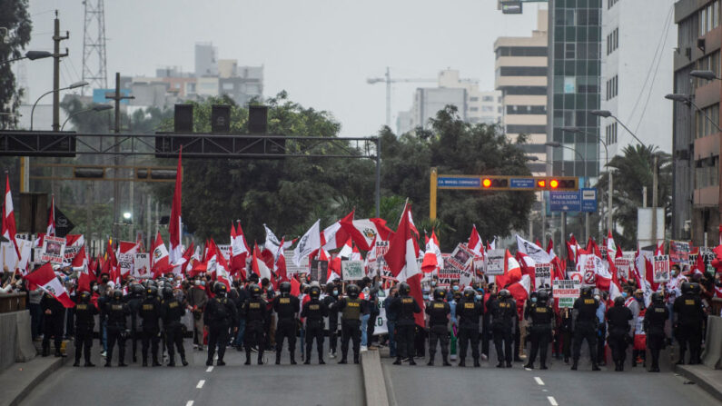 Manifestantes marchan para exigir la renuncia del presidente de Perú, Pedro Castillo, en Lima, el 15 de agosto de 2021. (ERNESTO BENAVIDES/AFP vía Getty Images)