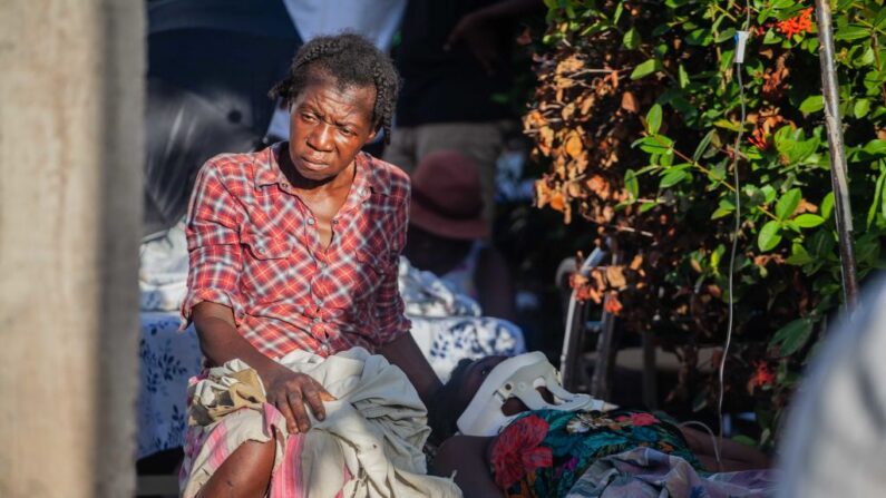 Una mujer sentada al aire libre el 15 de agosto de 2021 en Les Cayes, Haití, tras el terremoto de 7.2 grados que sacudió al país el día anterior. (Richard Pierrin/Getty Images)