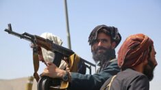 Biden permanece en silencio mientras los talibanes invaden Kabul