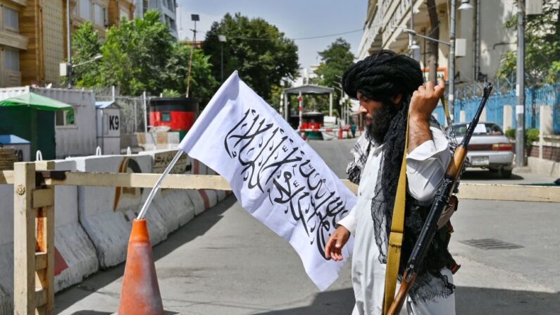 Un terrorista talibán patrulla una calle en Kabul el 17 de agosto de 2021. (Foto de WAKIL KOHSAR/AFP vía Getty Images)