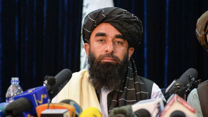 El portavoz talibán Zabihullah Mujahid durante una conferencia de prensa en Kabul el 17 de agosto de 2021 tras la asombrosa toma de Afganistán por los talibanes. (Foto de HOSHANG HASHIMI/AFP vía Getty Images)