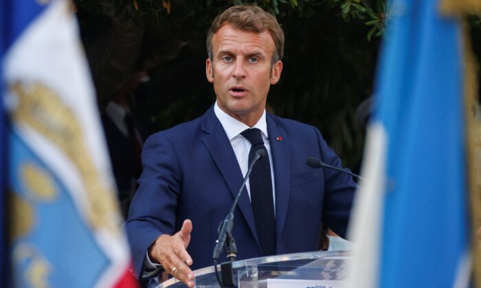 El presidente francés, Emmanuel Macron, pronuncia un discurso durante una ceremonia que marca el 77 aniversario de la liberación de Bormes-les-Mimosas durante la Segunda Guerra Mundial, en Bormes-les-Mimosas, en el sur de Francia, el 2 de agosto de 2021 (Eric Gaillard / POOL / AFP a través de Getty Images)