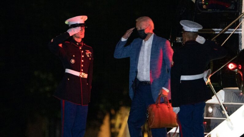 El presidente de Estados Unidos, Joe Biden, saluda mientras desembarca del Marine One en Fort McNair al regresar a la Casa Blanca desde Camp David el 17 de agosto de 2021, en Washington, DC. (Foto de Andrew Caballero-ReynoldsAFP vía Getty Images)