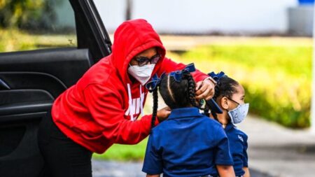 Otro condado de Florida impone uso obligatorio de mascarilla en escuelas, violando norma estatal