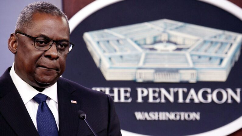 El secretario de Defensa de Estados Unidos, Lloyd Austin, habla con la prensa en el Pentágono en Washington el 18 de agosto de 2021. (Oliver Douliery/AFP vía Getty Images)