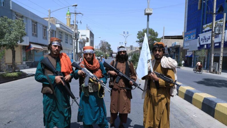  Combatientes talibanes montan guardia a lo largo de una calle cerca del lugar de una procesión de Ashura que se celebra para marcar la muerte del imán Hussein, el nieto del profeta Mahoma, a lo largo de una carretera en Herat el 19 de agosto de 2021, en medio de la toma militar de Afganistán por los talibanes. (AREF KARIMI/AFP vía Getty Images)
