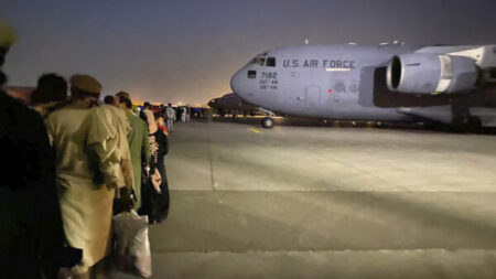 Operaciones del aeropuerto de Kabul no se interrumpieron tras ser atacados con misiles: Casa Blanca