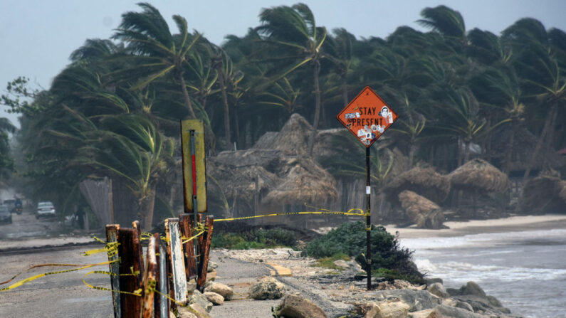 Vista de una avenida tras el paso del huracán Grace por la costa de Tulum, estado de Quintana Roo, México, el 19 de agosto de 2021. (Elizabeth Ruiz/AFP vía Getty Images)