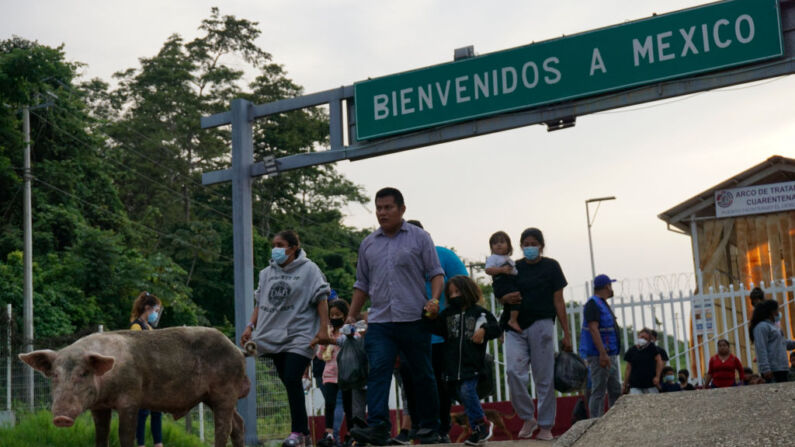 Migrantes llegan a El Ceibo, Guatemala, el 19 de agosto de 2021, tras ser deportados desde Estados Unidos y México. (Foto de JOHAN ORDONEZ/AFP a través de Getty Images)