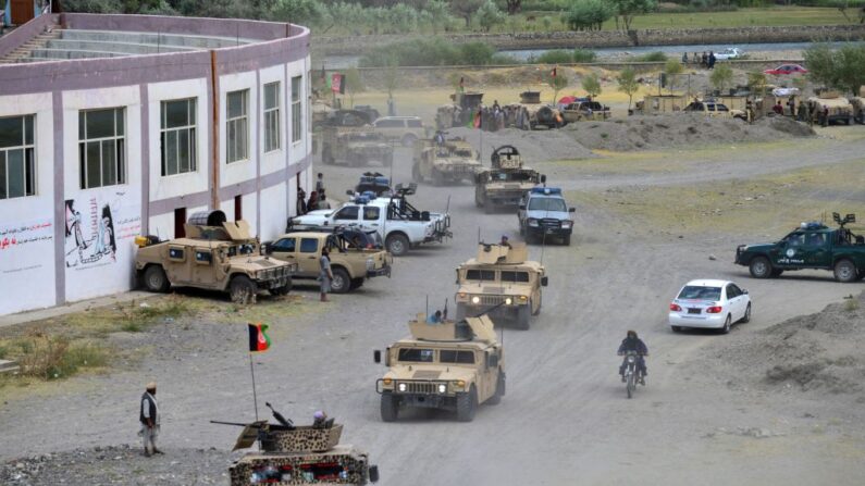 Las fuerzas de seguridad afganas en vehículos Humvee se mueven en un convoy en el área de Parakh en Bazarak, provincia de Panjshir el 20 de agosto de 2021, luego de la toma de Afganistán por parte de los talibanes. (AHMAD SAHEL ARMAN/AFP a través de Getty Images)