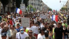 Continúan las protestas en Francia contra el certificado sanitario