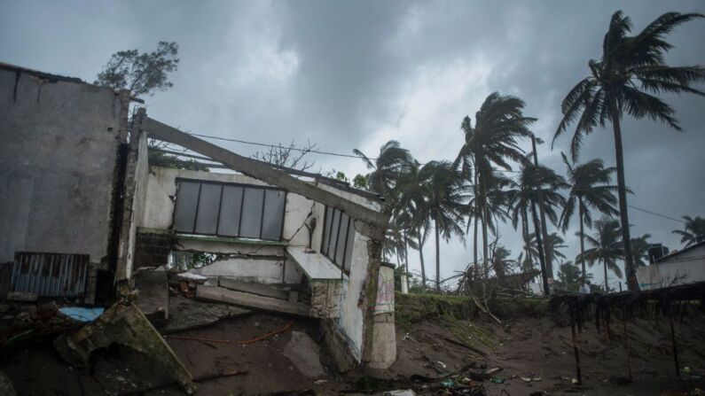 Vista de una construcción dañada por la llegada a tierra del huracán Grace en Tecolutla, Veracruz, México, el 21 de agosto de 2021. - El huracán Grace azotó el sábado el este de México con intensas lluvias y fuertes vientos, provocando inundaciones, cortes de luz y daños en viviendas mientras perdía gradualmente fuerza sobre el interior montañoso. (Foto de VICTORIA RAZO/AFP a través de Getty Images)