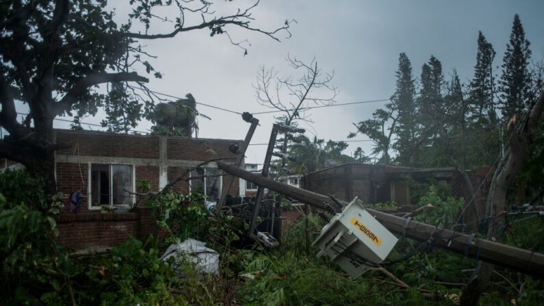 Vista de una construcción dañada por la entrada en tierra del huracán Grace en Tecolutla, Veracruz, México, el 21 de agosto de 2021. (Victoria Razo/AFP vía Getty Images)