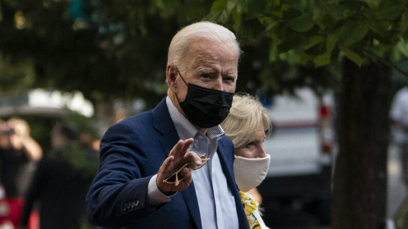 El presidente estadounidense Joe Biden y la primera dama Jill Biden parten luego de un servicio en la iglesia de la Santísima Trinidad en el vecindario de Georgetown en Washington el 21 de agosto de 2021. (Andrew Caballero-Reynolds/AFP a través de Getty Images)