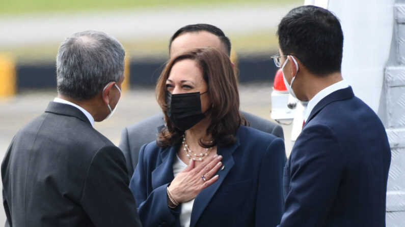 La vicepresidenta de Estados Unidos, Kamala Harris, es recibida por el ministro de Relaciones Exteriores de Singapur, Vivian Balakrishnan (izq.), a su llegada al aeropuerto de la base Paya Lebar en Singapur el 22 de agosto de 2021. (Roslan Rahman/AFP a través de Getty Images)