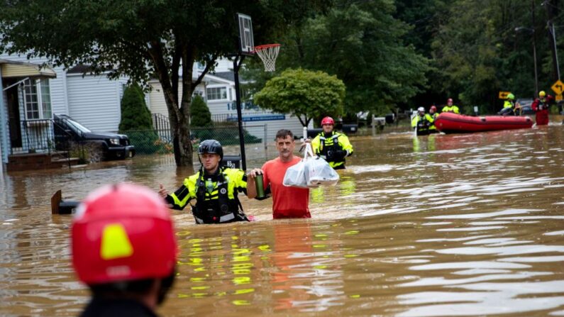 Bomberos Voluntarios de New Market ayudan en una evacuación luego de una inundación repentina durante la llegada de la tormenta tropical Henri, en Helmetta, Nueva Jersey, el 22 de agosto de 2021. (TOM BRENNER/AFP a través de Getty)