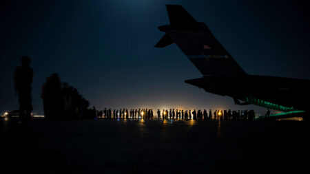 Pentágono: Varios miles de estadounidenses fueron evacuados de Afganistán