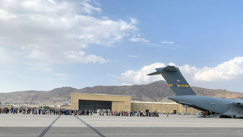 Militares de EE.UU. ayudan en la evacuación de no combatientes en el Aeropuerto Internacional Hamid Karzai, el 21 de agosto de 2021, en Kabul, Afganistán.  (Ejército de EE.UU. vía Getty Images)
