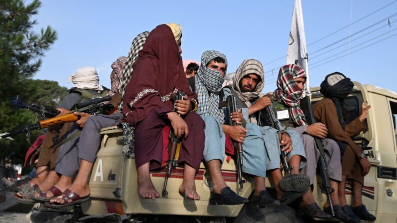 Talibanes en un vehículo patrullan las calles de Kabul, Afganistán el 23 de agosto de 2021. (Wakil Kohsar/AFP vía Getty Images)