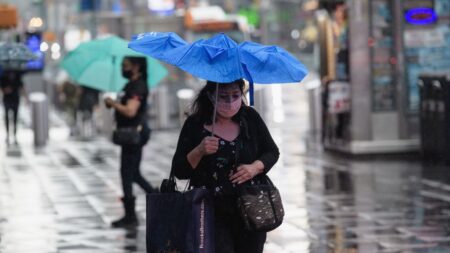 Henri pierde fuerza pero sigue amenazando el noreste de EE.UU. con lluvias