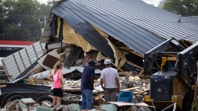 La gente observa luego de que las casas fueran destruidas por las inundaciones el 23 de agosto de 2021 en Waverly, Tennessee (EE.UU.). (Brett Carlsen/Getty Images)