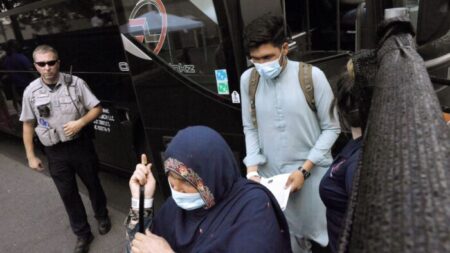 EE.UU. considera ofrecer vacunas anti COVID-19 a los refugiados afganos, dice Psaki