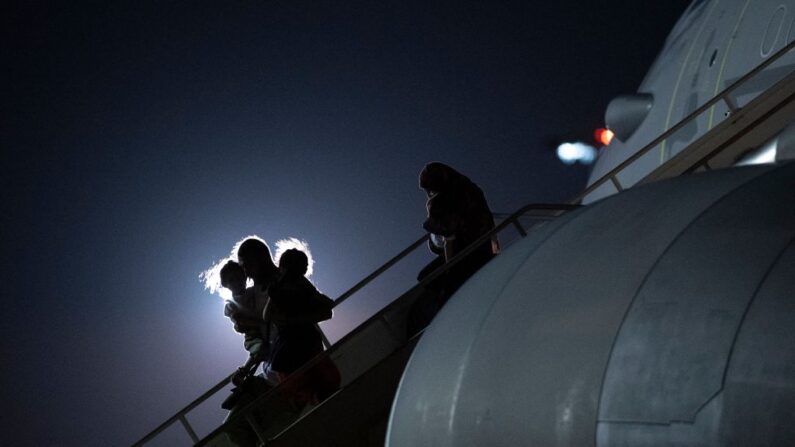 Los pasajeros evacuados de Afganistán desembarcan de un avión Airbus KC2 Voyager, de la Fuerza Aérea británica, después de aterrizar en la estación RAF Brize Norton, en el sur de Inglaterra, el 24 de agosto de 2021. (JUSTIN TALLIS/AFP a través de Getty Images)