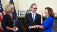Kathy Hochul jura como gobernadora de Nueva York tras la renuncia de Cuomo
