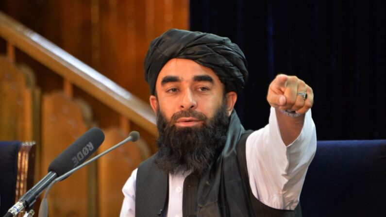 El portavoz talibán Zabihullah Mujahid gesticula durante una rueda de prensa en Kabul el 24 de agosto de 2021 tras la sorprendente toma de Afganistán por parte de los talibanes. (HOSHANG HASHIMI/AFP vía Getty Images)