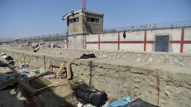 Maletas y mochilas de afganos que esperaban ser evacuados se ven el 27 de agosto de 2021, en el sitio del aeropuerto de Kabul donde explotaron bombas el día anterior, que mataron a decenas de personas, incluidos 13 militares estadounidenses. (Wakil Kohsar/ AFP vía Getty Images)
