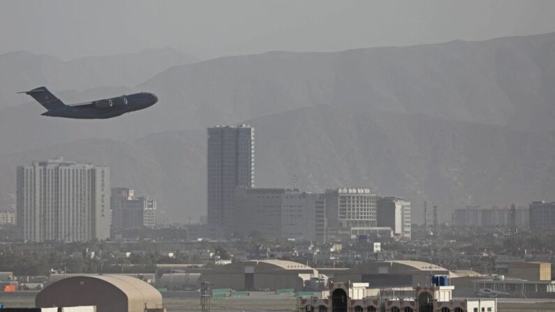 Un avión de la Fuerza Aérea de EE.UU. despega desde el aeropuerto de Kabul, el 27 de agosto de 2021. (AFP a través de Getty Images)