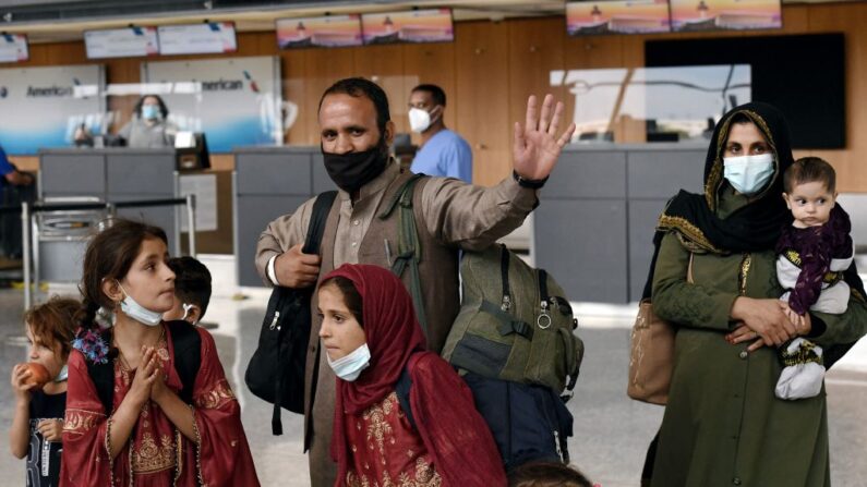 Refugiados afganos llegan al Aeropuerto Internacional de Dulles el 27 de agosto de 2021 en Dulles, Virginia, después de ser evacuados de Kabul tras la toma del poder por los talibanes en Afganistán. (OLIVIER DOULIERY/AFP vía Getty Images)