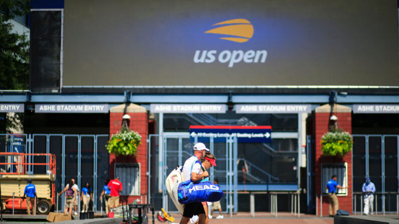 Un jugador sale después de entrenar durante las sesiones de clasificación antes del torneo de tenis US Open 2021 en el Centro Nacional de Tenis Billie Jean King en Queens, Nueva York, el 27 de agosto de 2021. (Kena Betancur/AFP vía Getty Images)
