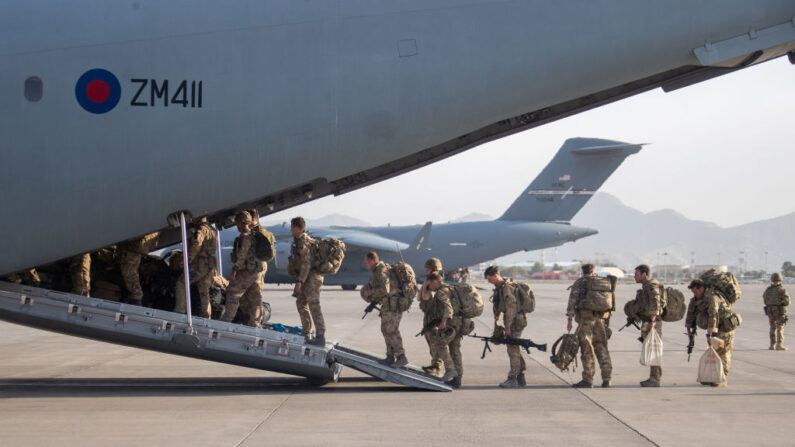 En esta imagen facilitada por el Ministerio de Defensa, personal militar del Reino Unido sube a un avión A400M que sale de Kabul el 28 de agosto de 2021 en Kabul, Afganistán. (Jonathan Gifford/MoD Crown Copyright vía Getty Images)