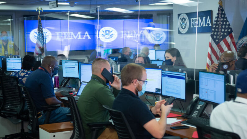 La sede de FEMA monitorea al huracán Ida cuando toca tierra a lo largo de la costa del golfo, en Washington, D.C., 29 de agosto de 2021. (SAUL LOEB/AFP a través de Getty Images)
