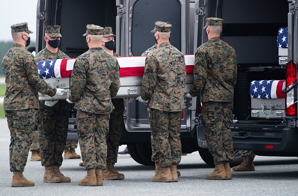 Una caja de traslado con los restos de un miembro fallecido se deposita en el interior de un vehículo de traslado mientras el presidente de Estados Unidos, Joe Biden, asiste al traslado digno de los restos de un miembro del servicio caído en la Base de la Fuerza Aérea de Dover, en Dover, Delaware, el 29 de agosto de 2021, uno de los 13 miembros del ejército estadounidense muertos en Afganistán la semana pasada. (Foto de SAUL LOEB/AFP a través de Getty Images)