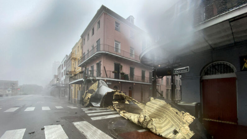 Una parte del techo de un edificio fue arrastrado por los vientos del huracán Ida, en Nueva Orleans, Luisiana, el 29 de agosto de 2021. (Patrick Fallon/AFP vía Getty Images)
