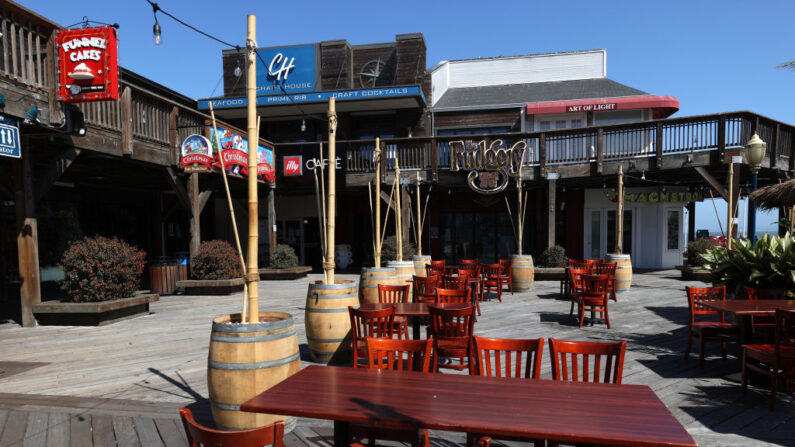 Las mesas de los restaurantes están vacías en el destino turístico, Pier 39, el 09 de julio de 2020, en San Francisco, California. (Justin Sullivan/Getty Images)