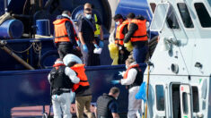 Rescatan a inmigrantes ilegales que buscaban cruzar el Canal de la Mancha mientras se hundía su barco