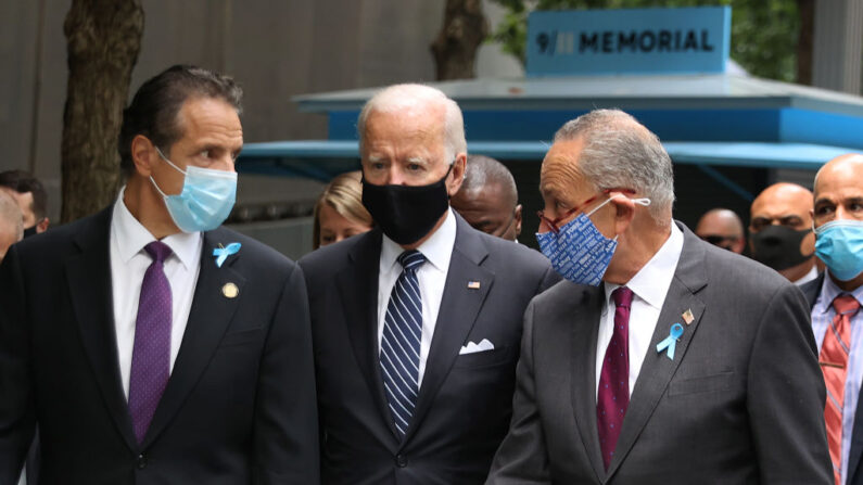 El gobernador de Nueva York Andrew Cuomo, el entonces candidato presidencial demócrata Joe Biden y el senador Charles Schumer (D-NY) llegan para una ceremonia de conmemoración del 19º aniversario de los ataques terroristas del 11 de septiembre en el Monumento Nacional del 11 de septiembre el 11 de septiembre de 2020 en Nueva York. (Chip Somodevilla/Getty Images)