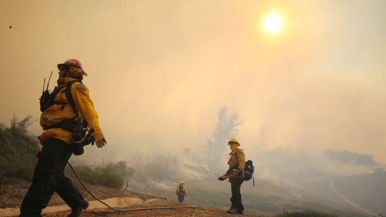 Los bomberos trabajan durante el incendio Silverado en el condado de Orange el 26 de octubre de 2020 en Irvine, California.(Mario Tama/Getty Images)