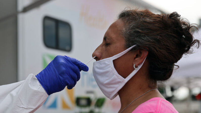 Los trabajadores médicos administran pruebas rápidas de COVID-19 entre la comunidad agrícola el 17 de febrero de 2021 en Immokalee, Florida. (Spencer Platt / Getty Images)