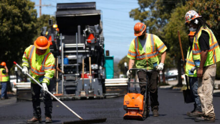 Proyecto bipartidista de infraestructuras añadiría USD 256,000 millones al déficit, según la CBO