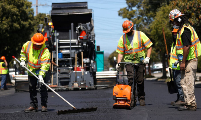 Trabajadores del Departamento de Obras Públicas de San Francisco repavimentan una sección de la Avenida 24 en San Francisco, California, el 8 de abril de 2021. (Justin Sullivan/Getty Images)