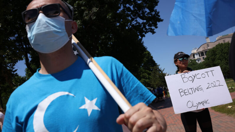 Simpatizantes del Movimiento del Despertar Nacional del Turquestán Oriental participan en una manifestación que pide a Estados Unidos que boicotee los Juegos Olímpicos de Beijing 2022 el 04 de junio de 2021 en Washington, DC. (Kevin Dietsch/Getty Images)