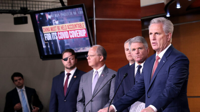 El líder de la minoría de la Cámara de Representantes, Kevin McCarthy (der.), en una conferencia de prensa en el Capitolio de EE. UU. el 23 de junio de 2021. (Win McNamee/Getty Images)