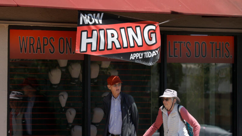 Peatones caminan junto a un cartel de "Ahora se contrata" frente a un gimnasio de boxeo el 07 de julio de 2021 en San Rafael, California (EE.UU.). (Justin Sullivan/Getty Images)